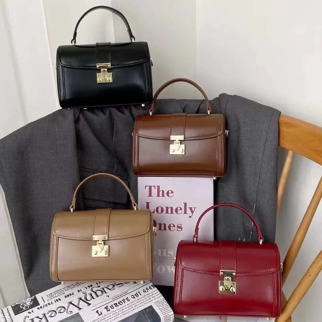 2023 New Women's Commuter Korean Style Shoulder Slant Crossbody Bag Niche Design Simple Handbag Lock Buckle Flip Cover