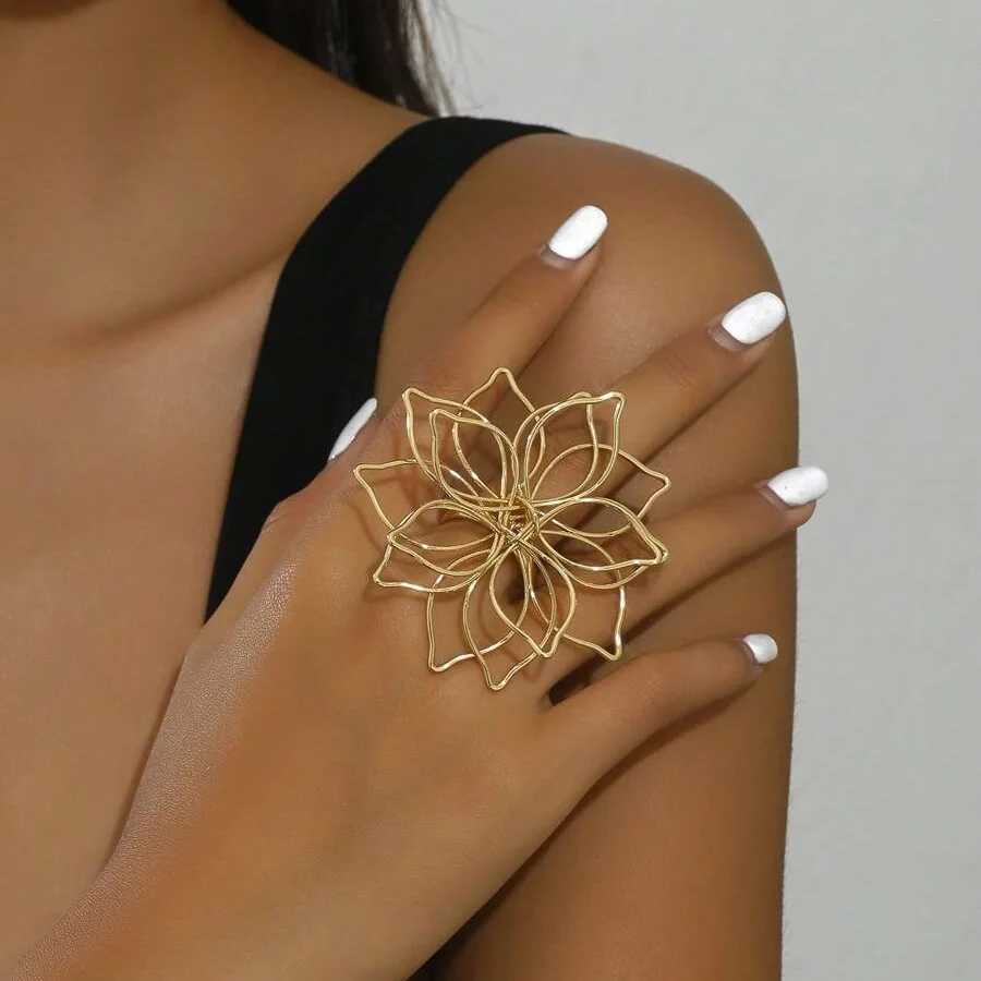 Fashion Gold Color Round Hollow Out Flower Big Ring For Wen Trendy Metal Finger Ring Hip Hop Statement Party Jewelry X250220