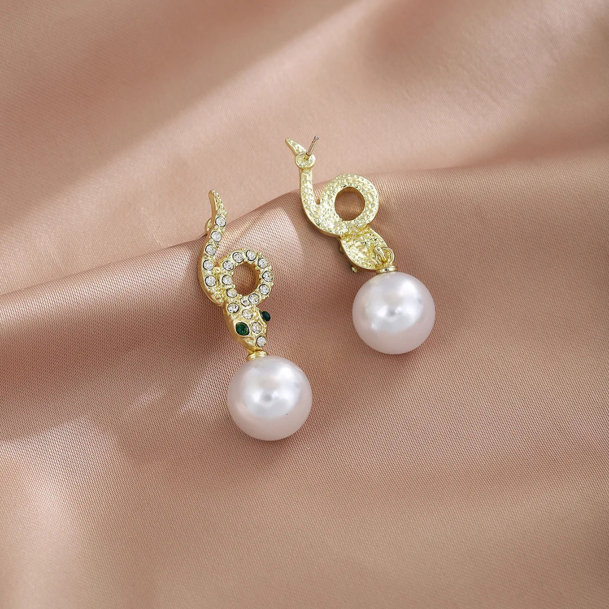 high-end Ins style exquisite small snake pearl pendant earrings ed for women 250220