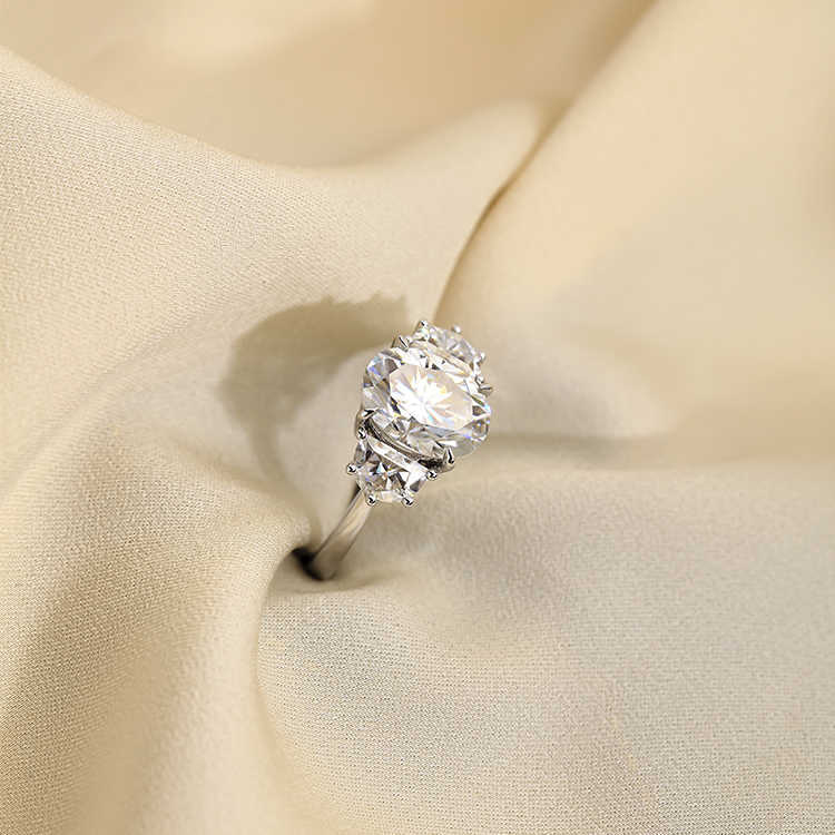 American Style Classic Wedding Diamond Ring White Moissanite 3.0 CT Oval Centre 3 Stone Trilogy Solid 18K Gold Ring for Women