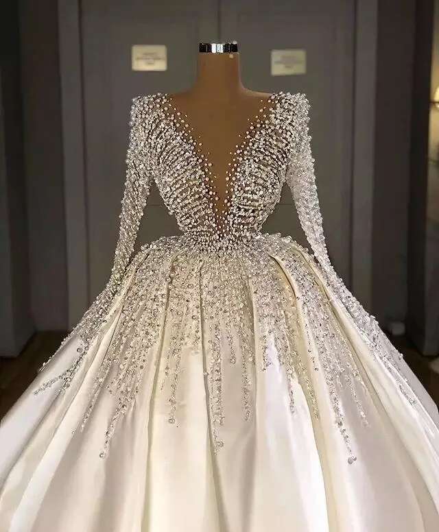 Satin Pearls Wedding Dresses 2024 Bride Puffy Ball Gown Beads V Neck Long Sleeves Saudi Arabia Bridal Gowns Customized