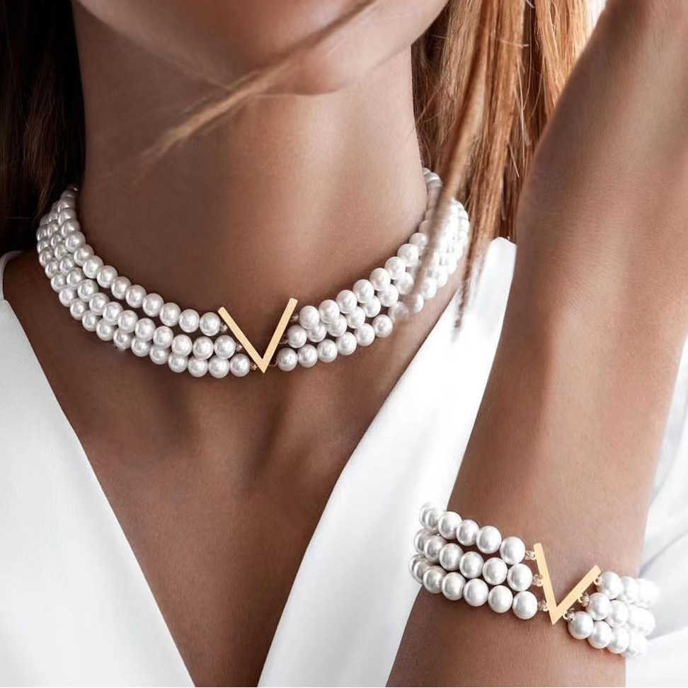 Pendant Necklaces New multi-layer pearl jewelry set with female Instagram style creative design and V-shaped collar bracelet set H25219
