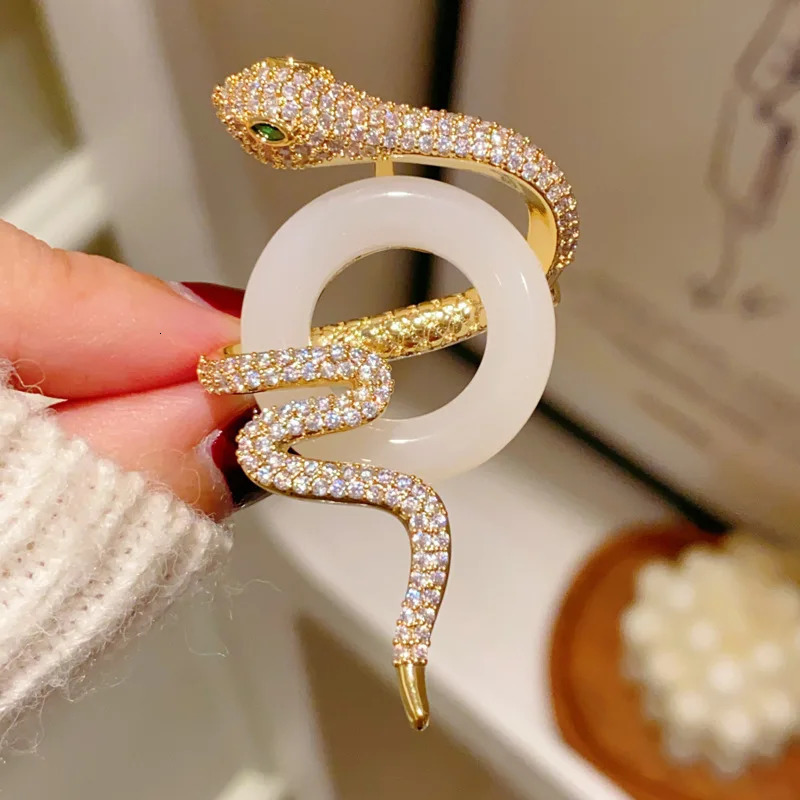 China Zodiac Snake Chest Micro Inlaid Zircon Pharmaceutical Corset Battery Fashion Accessories 250220
