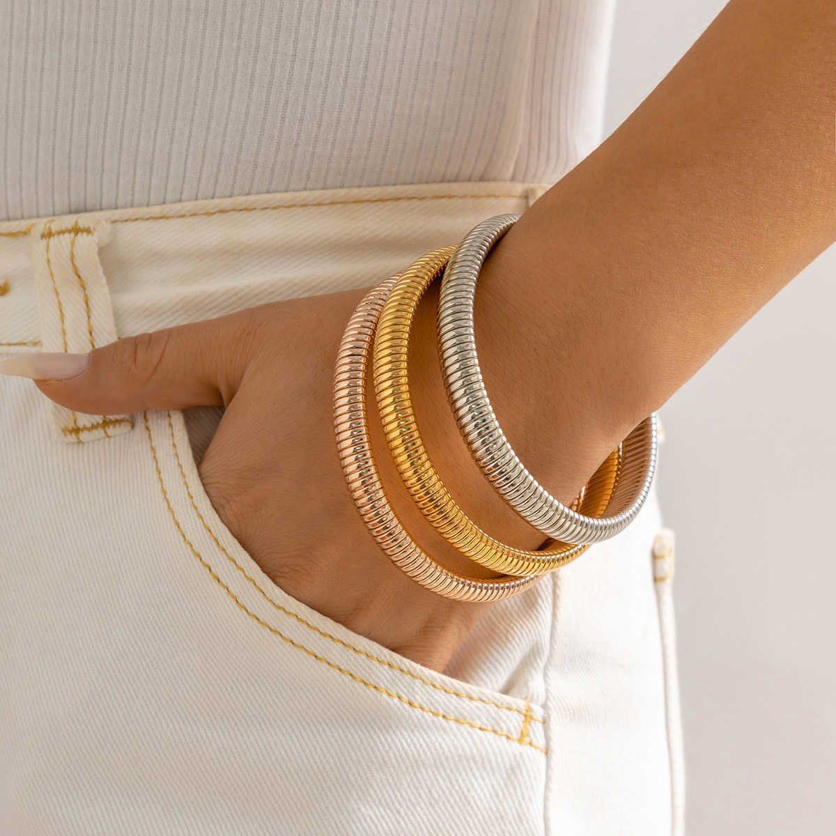 Charm Bracelets Fashion Thread Wide Face Bracelet with Decorative Design Stacked and Personalized Metal Serpentine Bracelet H25220 1 Z8KG