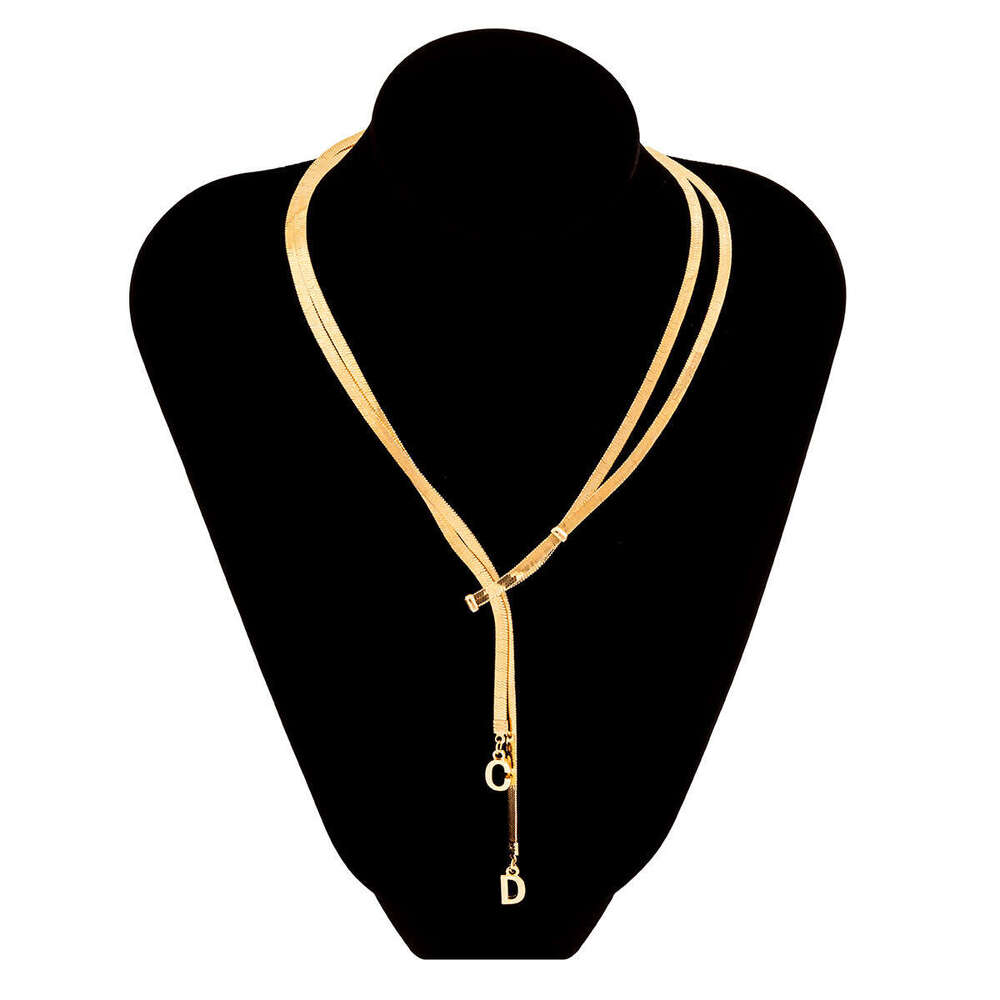 A niche cold metal snake bone with bow and collarbone chain resembg a pearl temperament letter pendant necklace