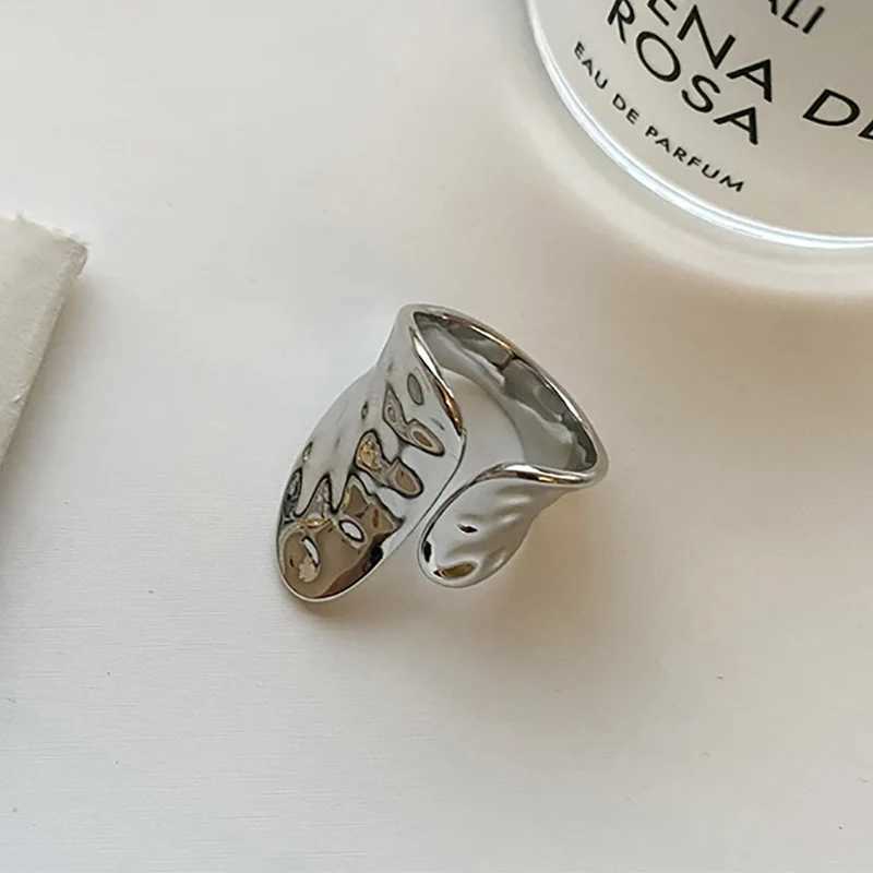 The new minimalist gold ring is a jewelry gift for the Wen couples new fashion retro punk Irregar Geely birthday party X250220