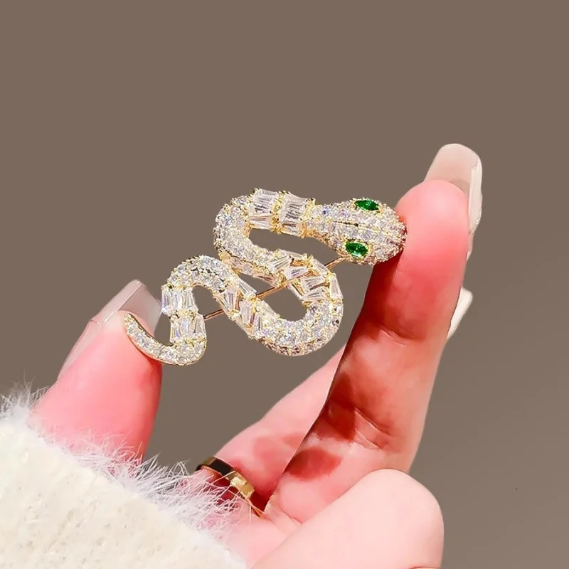 Special-Interest Green Eyes Spirit Snake Brooch Female Temperament High Sense Clothes Accessories Pin Corsage Year 250220