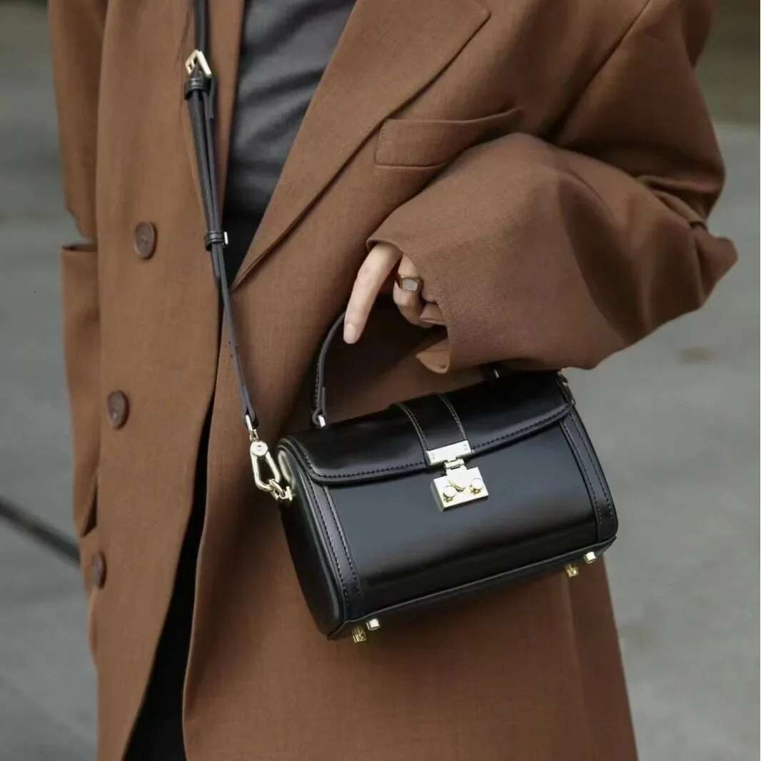 2023 New Women's Commuter Korean Style Shoulder Slant Crossbody Bag Niche Design Simple Handbag Lock Buckle Flip Cover