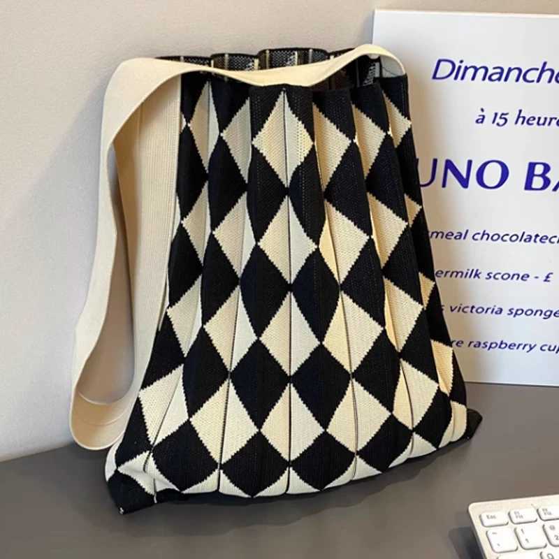 Large Capacity Women Handbag 2024 New Wrinkle Design Women Bag Fashion Folding Contrast Knitted Shoulder Bag Summer Beach Bag Z250219