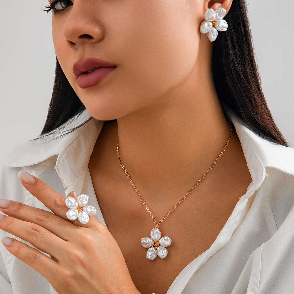 Jewelry Small Fresh Alien Pearl wer Pendant Necklace Sweet Metallic Clavicle Chain Set