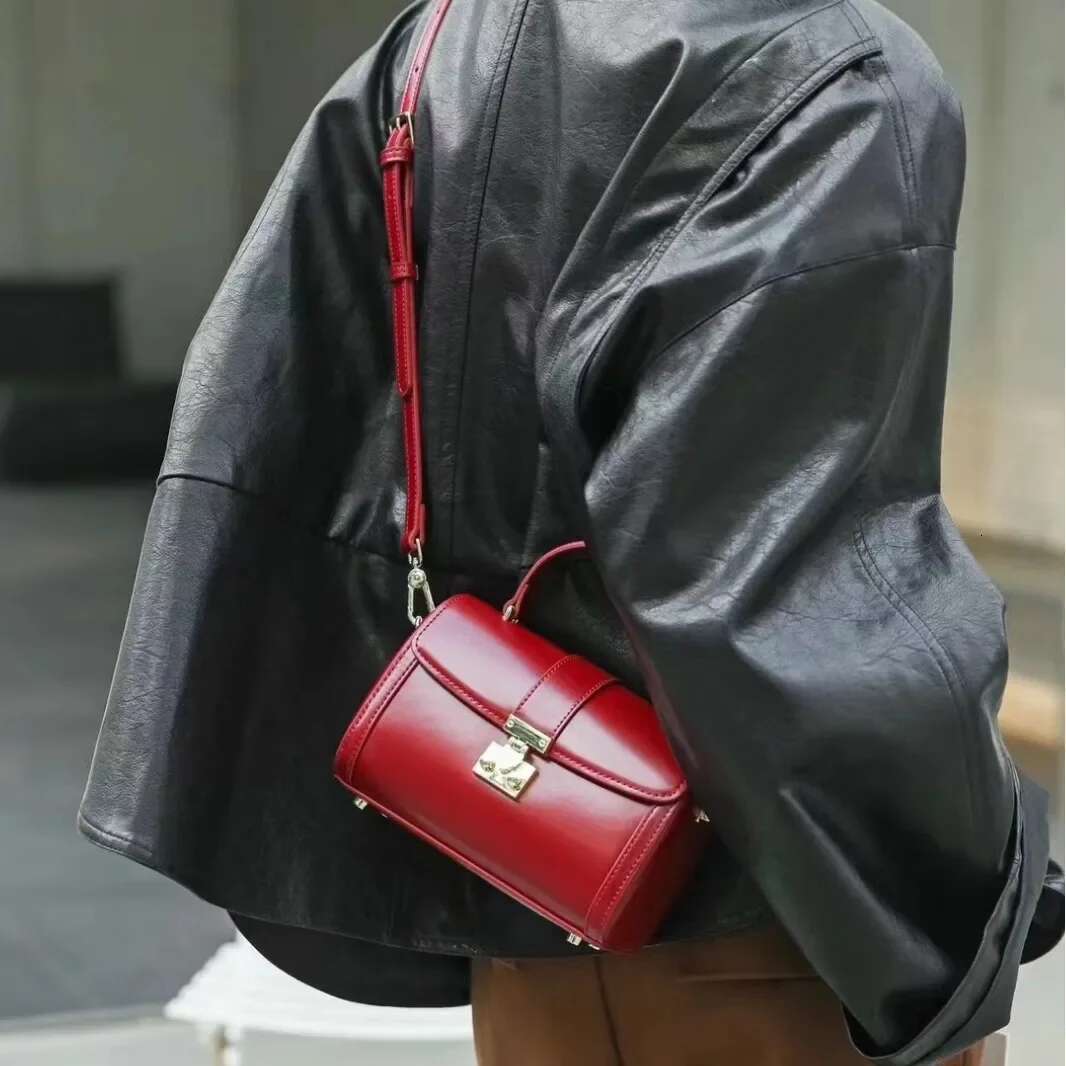 2023 New Women's Commuter Korean Style Shoulder Slant Crossbody Bag Niche Design Simple Handbag Lock Buckle Flip Cover