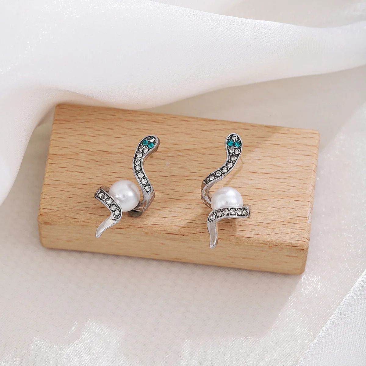 high-end Ins style exquisite small snake pearl pendant earrings ed for women 250220