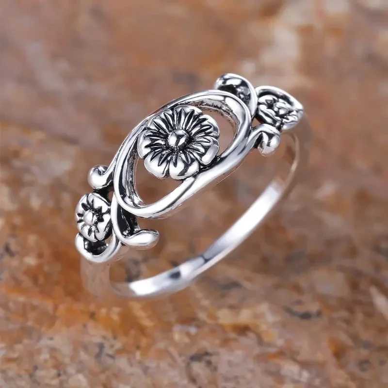 Huitan Vintage Hollow-out Flower Design Rings for Wen Exquisite Gorgeous Finger Accessory Gracef Engagement Wedding Jewelry X250220
