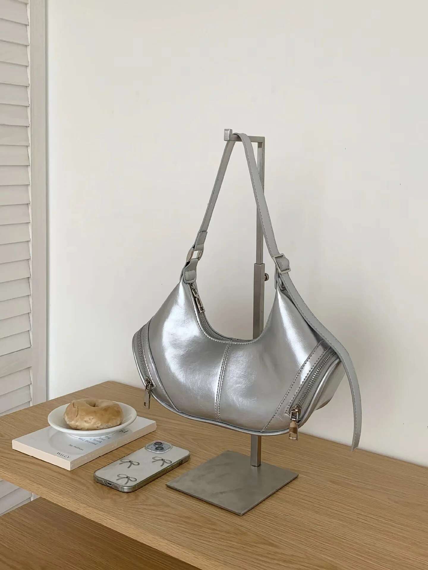 Korean Niche Design Retro Pillow Bag, Personalized Trendy Zipper Pocket Motorcycle Casual And Simple Armpit Bag