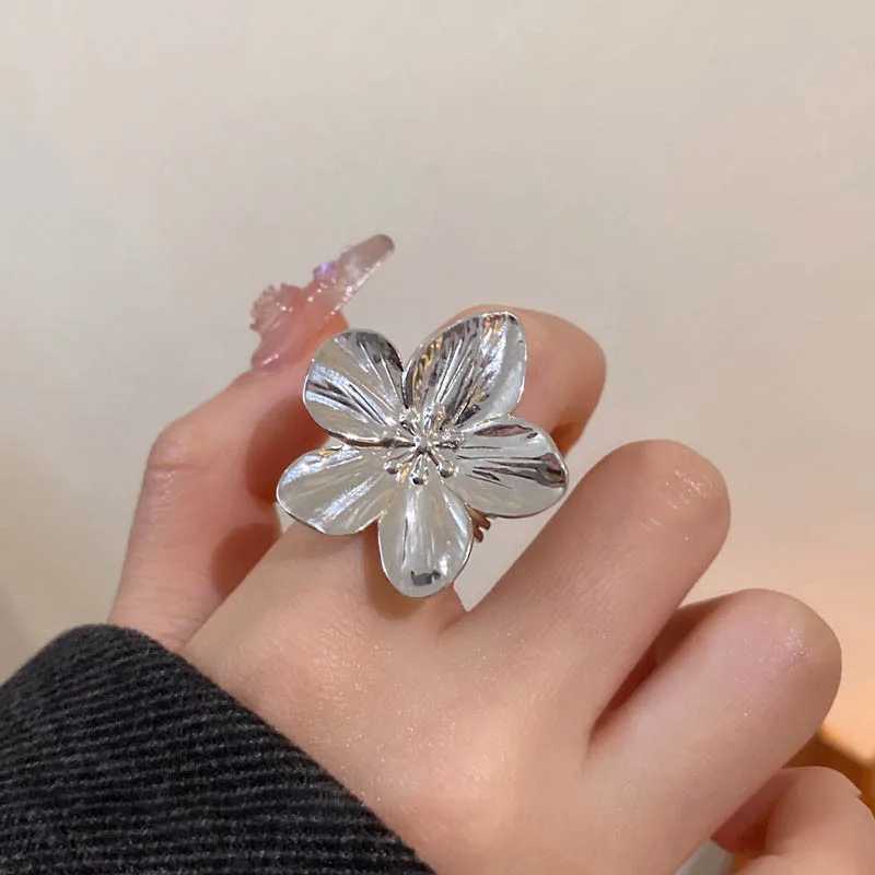 Uworld Waterproof 18K Gold Color Stainless Steel Flower Big Open Ring for Wen Trendy Fashion Party Summer Statement Jewelry X250220
