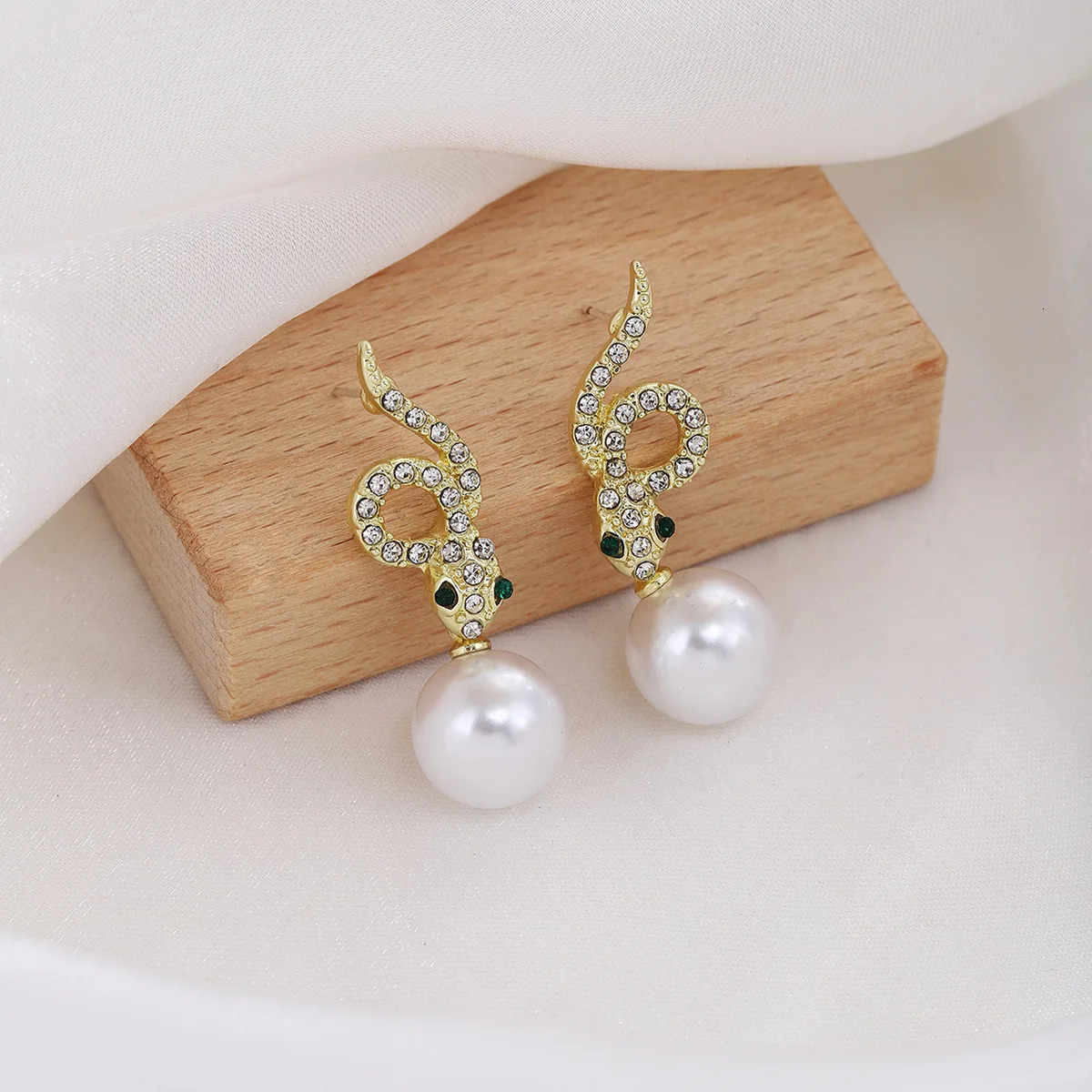 high-end Ins style exquisite small snake pearl pendant earrings ed for women 250220