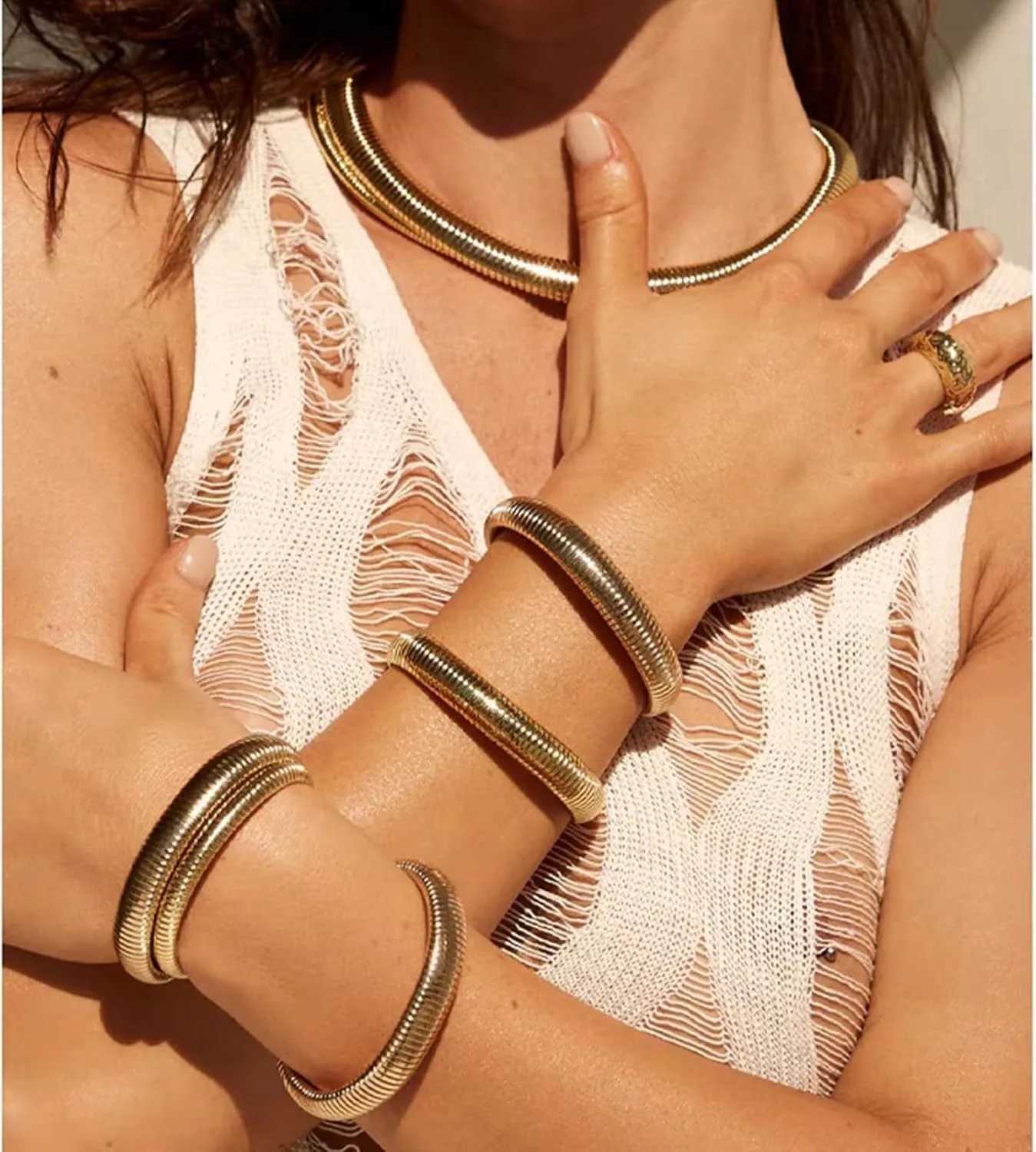 Gold Bangles for Women Chunky Stretch Bangles Bracelets Set 18K Gold Plated Stainl Steel Bracelets Flexible Wide WristbandXJ250219