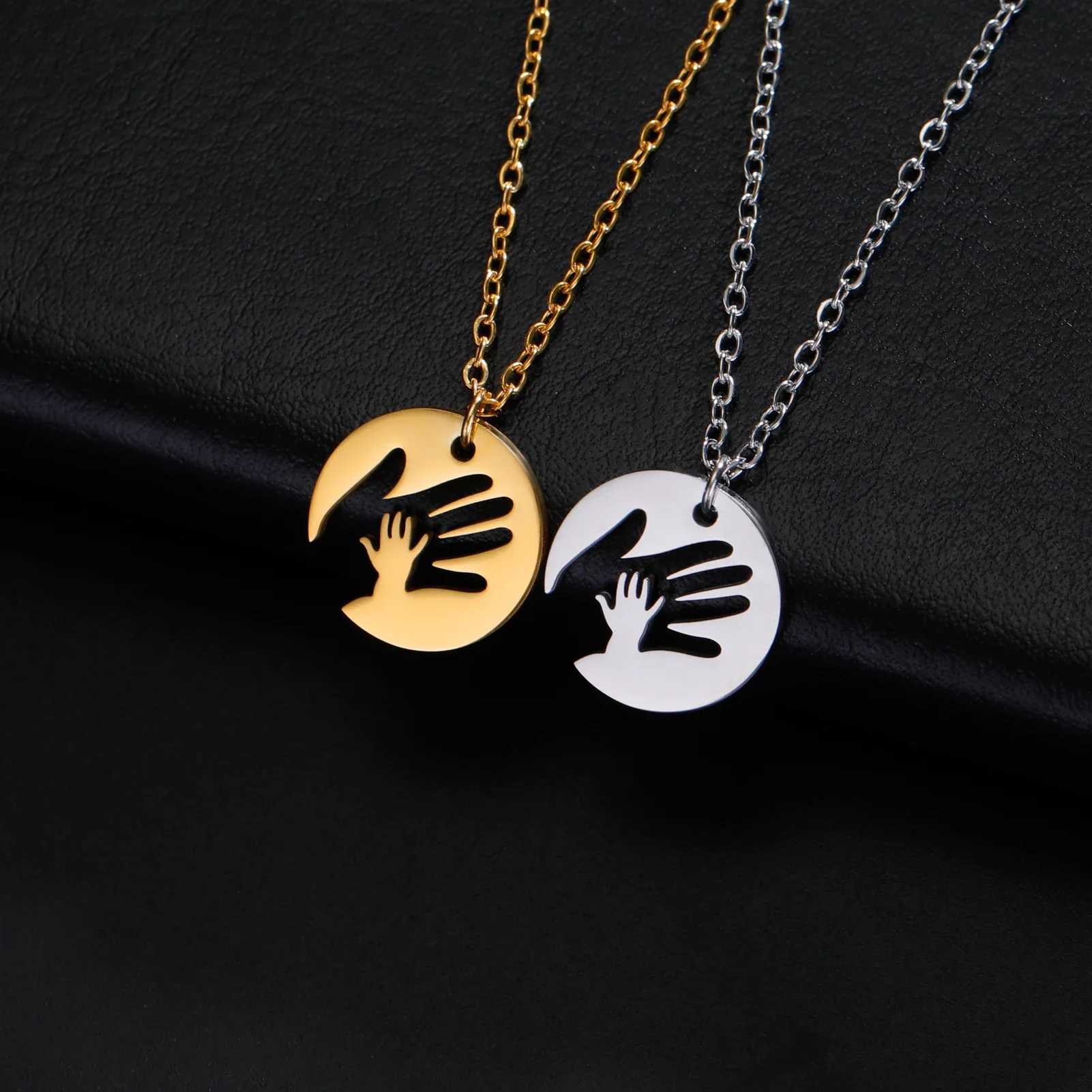 Skyrim Palm Pendant Necklace Family Mom Gift Men and Women Stainl Steel Pendant Jewelry Fashion TrendXJ250219