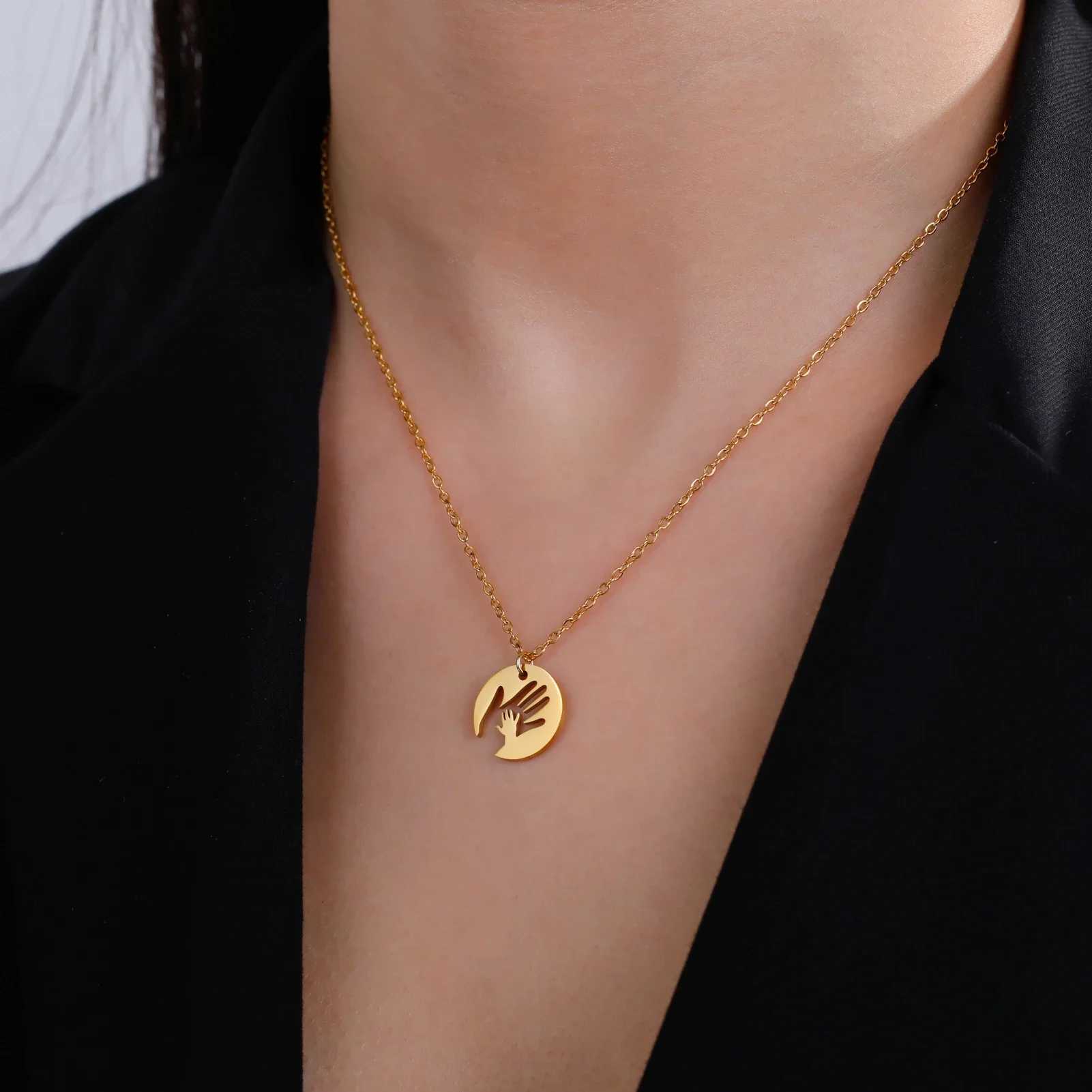Skyrim Palm Pendant Necklace Family Mom Gift Men and Women Stainl Steel Pendant Jewelry Fashion TrendXJ250219
