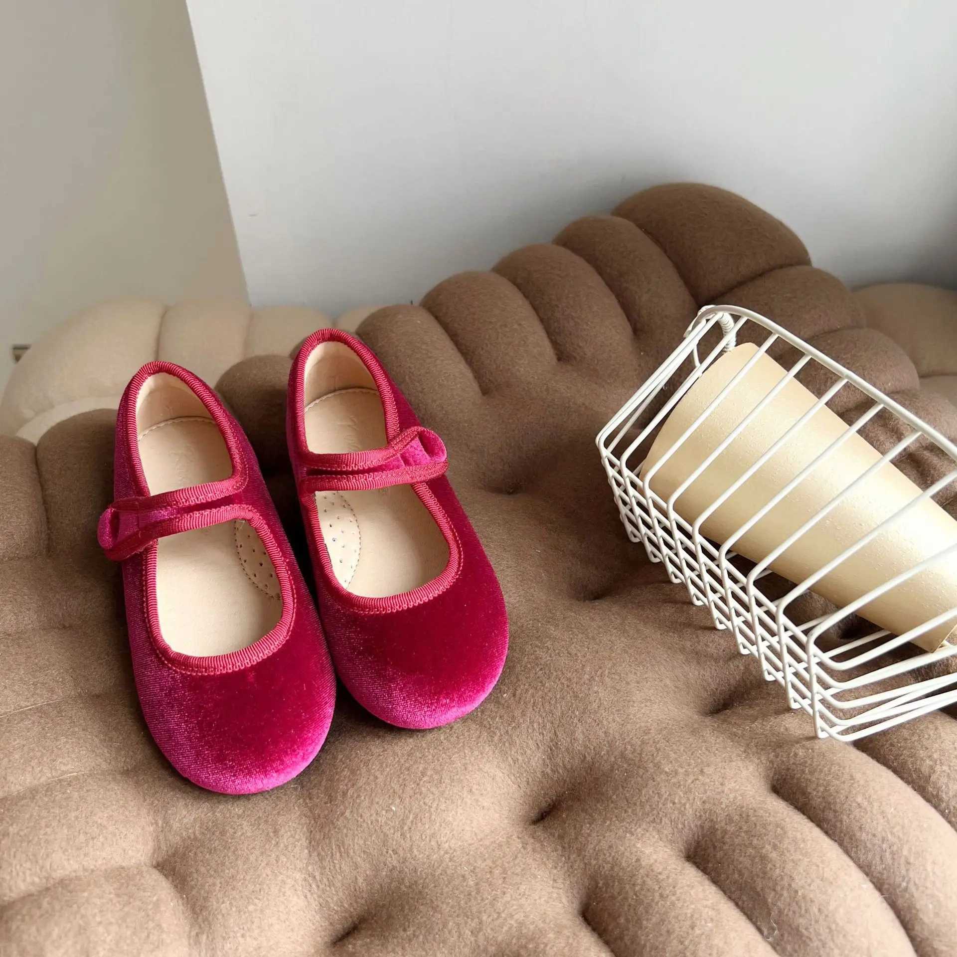 2024 new girl princess shoes sweet velvet wrapped foreign style solid color all matching single shoes baby small cloth shoes X250220