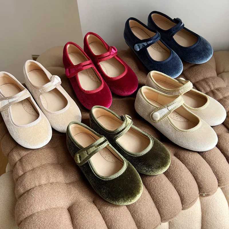 2024 new girl princess shoes sweet velvet wrapped foreign style solid color all matching single shoes baby small cloth shoes X250220