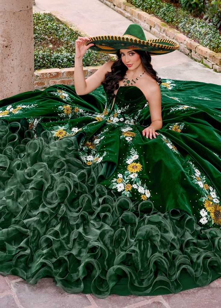 Floral Velvet Quinceanera Dress Embroidery Strapless Puffy Ball Gown Sweet 16 Dresses Ruffles Tiered Emerald Green Vestido De 15 Anos Birthday Party G