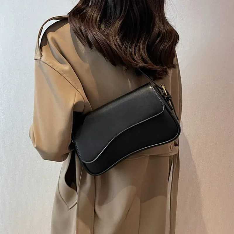 Vintage Leather Crossbody Bags for Women 2024 Designer Female Small Flap Shoulder Underarm Bag Armpit Handbags and Purses Y250218