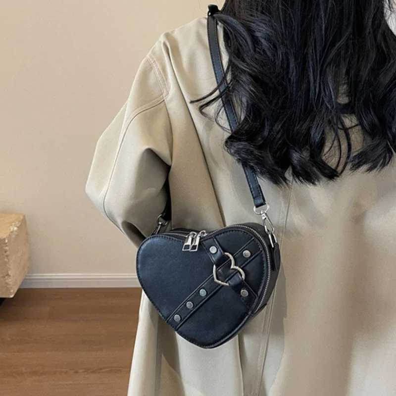 Vintage Y2K Small Chain Shoulder Bag Heart Shaped Purse Handbag Red PU Leather Gothic Fashion Women Crossbody Bag Y250218