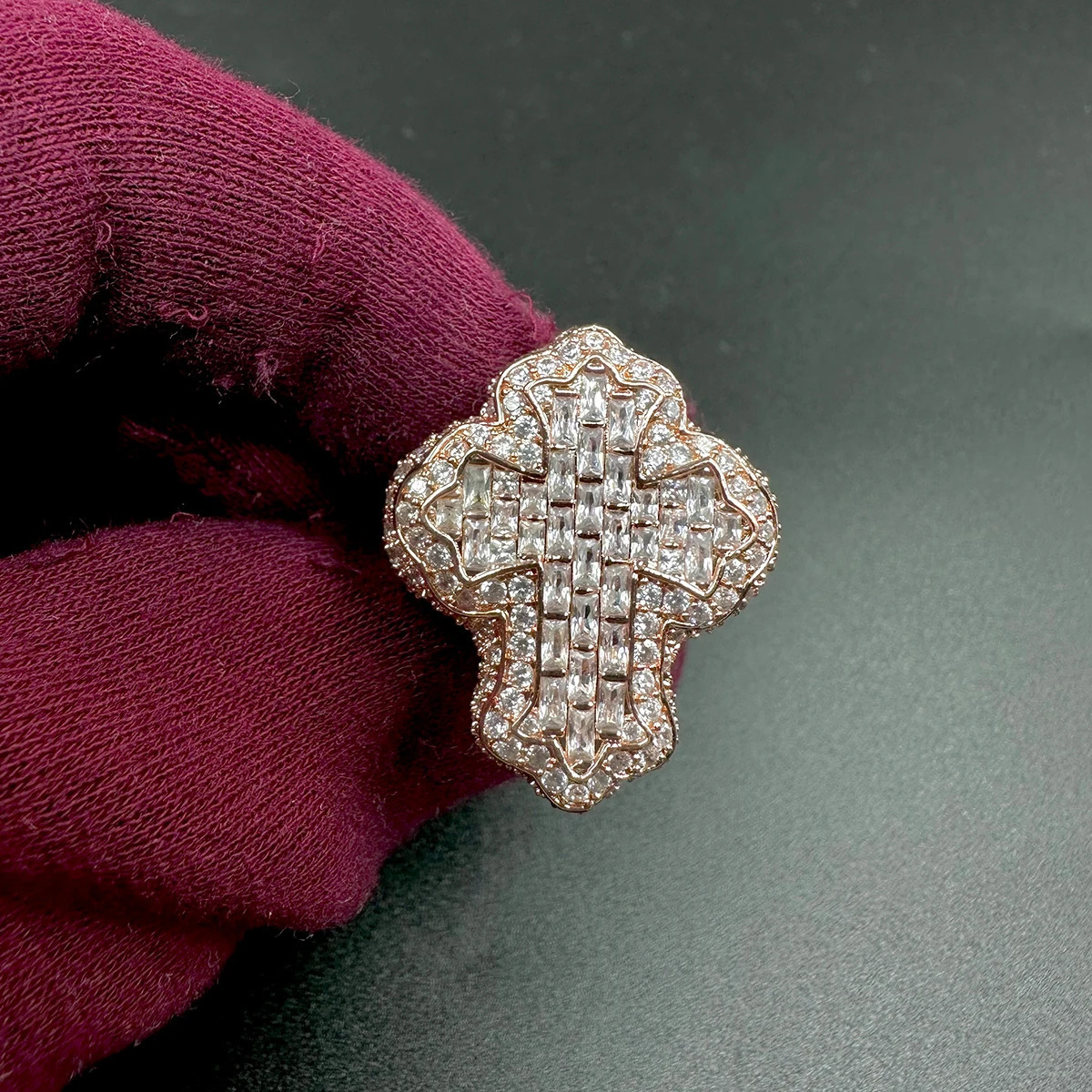 Aokaishen Cross Finger Ring Iced Out AA Zircon Prong Setting Fashion Luxulry Men Hip Hop Jewelry for Gift 250218