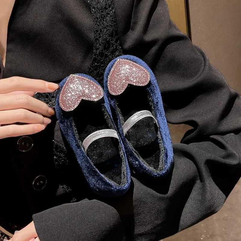 Girls Shoes 2023 Winter Childrens Fashion Brand Mary Jane Dress Ballet Princess Apartment Childrens Warm Fur Heart Shining Soft Sole X250220