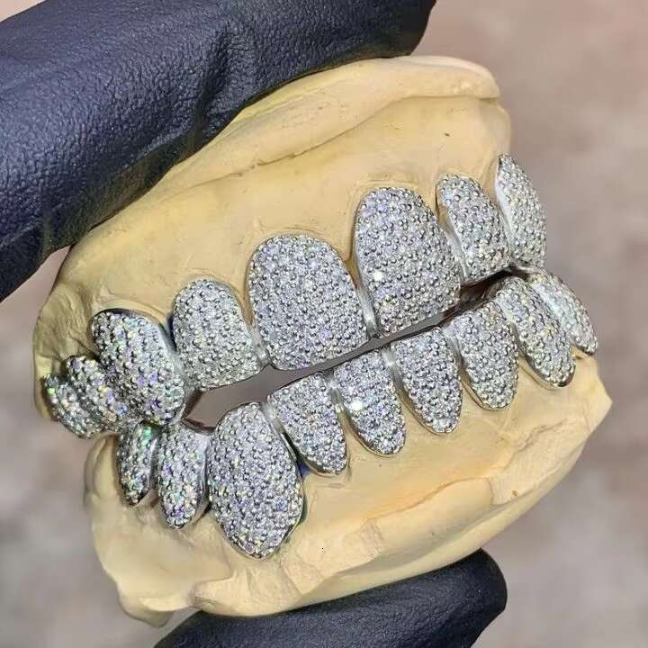 Pretty Moissanite Round Brilliant Cut Vvs Clarity Sparkg Dia Iced Out Sterg Sier Customize Tooth Grillz