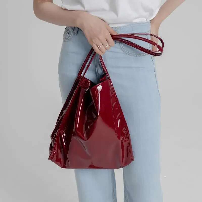 Retro Women's Large Capacity Women's Shopping Bag Fashionable Patent Leather Women's Shoulder Bag Solid Color Designer Handbag