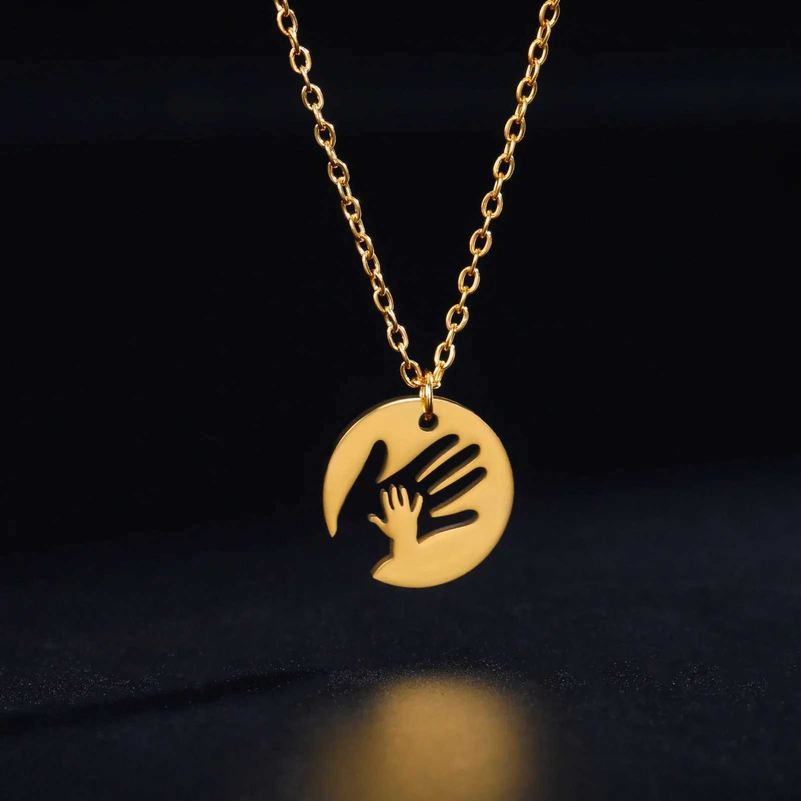 Skyrim Palm Pendant Necklace Family Mom Gift Men and Women Stainl Steel Pendant Jewelry Fashion TrendXJ250219