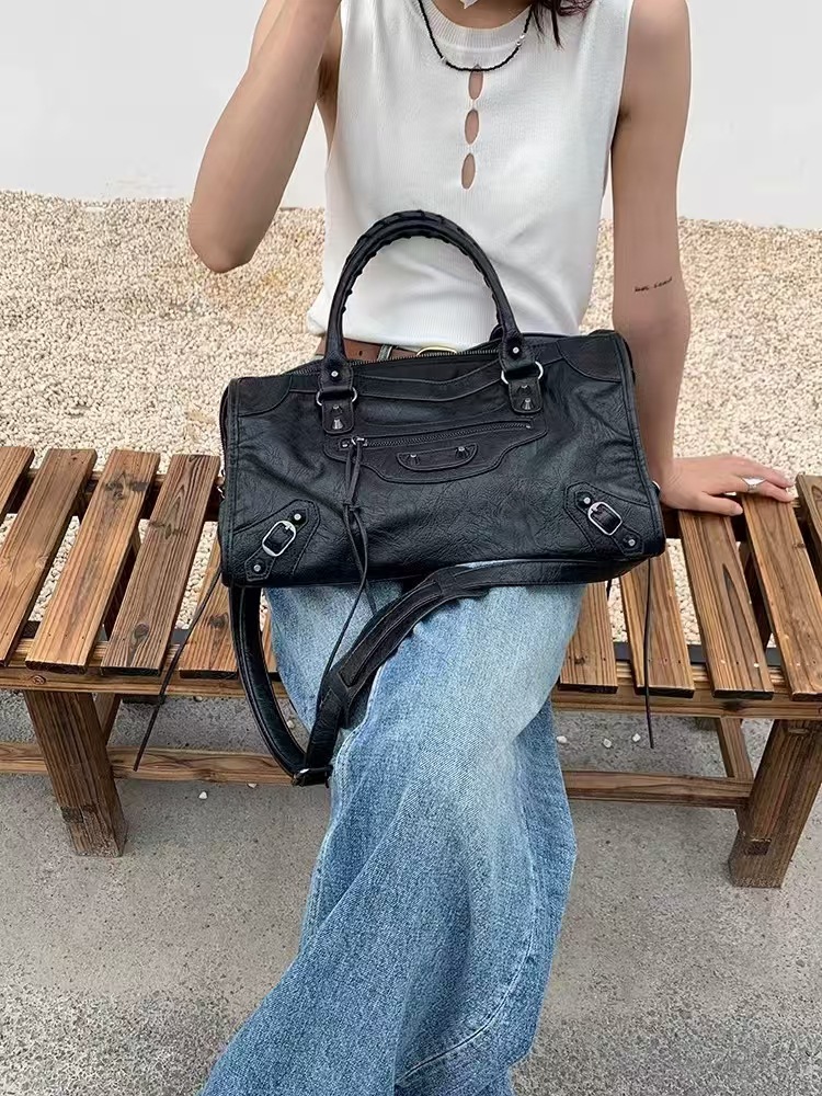 Free shipping 2025 designer Shoulder Bags Motorcycle Bag For womans flap rivet square handbag women crossbody tote bag