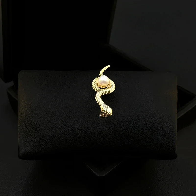 Snake Brooch Personalized Suit Collar Pin Men Women Clothes Accessories Niche Sweater Corsage Pearl Zodiac Jewelry 5838 250220