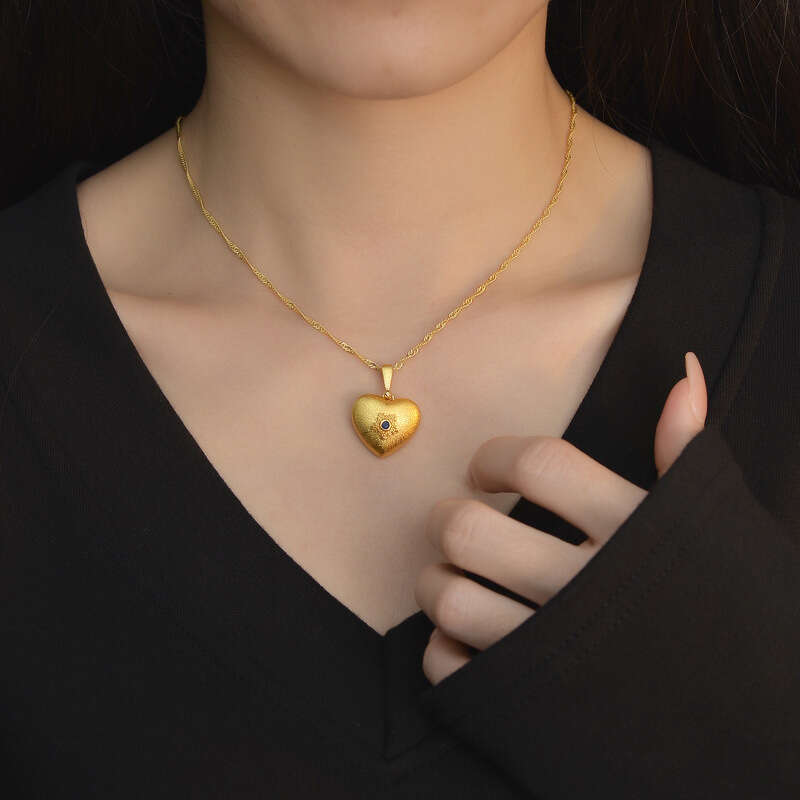 Simulated sand gold wire drawing process, blue dia heart-shaped pendant, fashionable temperament, versatile and simple pendant accessory