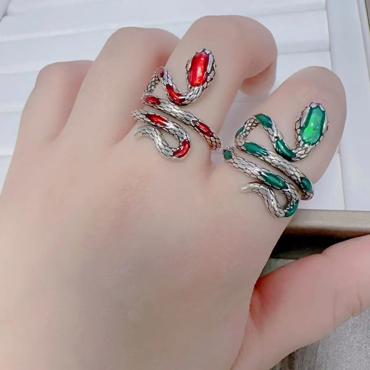 Personalized and versatile snake enamel snake shaped ring for women retro men cloisonn is an index finger jewelry ring. 250220