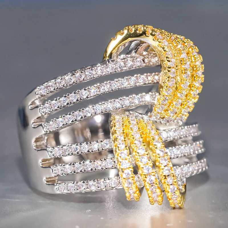 Huitan Huachen Layered Cross Wide Ring with Luxury Jewelry Engagement Wedding Sparkling Cubic Zirconia Accessories X250220