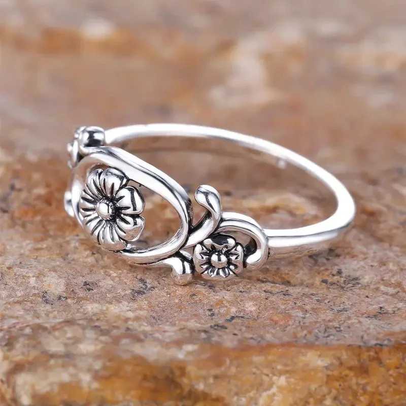 Huitan Vintage Hollow-out Flower Design Rings for Wen Exquisite Gorgeous Finger Accessory Gracef Engagement Wedding Jewelry X250220