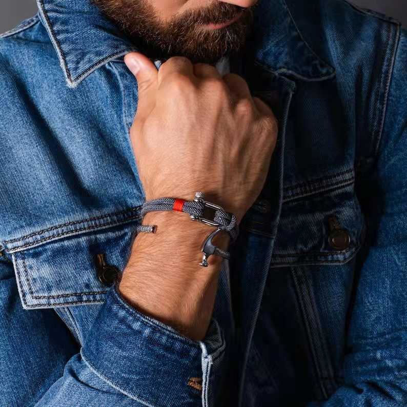 Charm Bracelets Stainless steel U-shaped sports buckle contrast Milan rope outdoor survival horseshoe buckle bracelet H25220