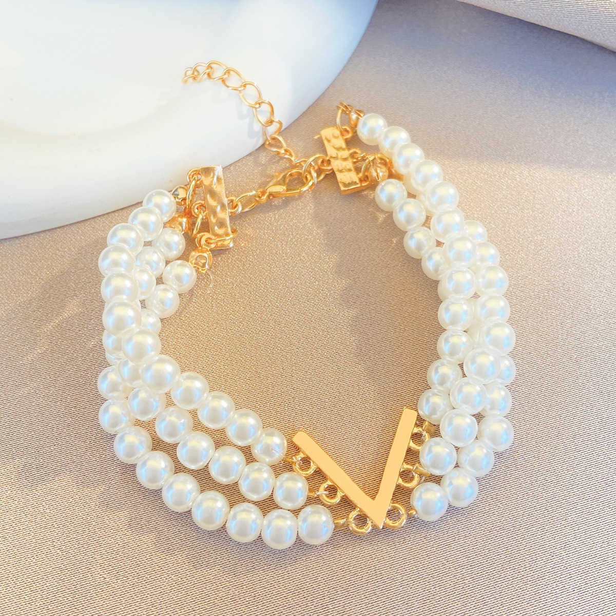Pendant Necklaces New multi-layer pearl jewelry set with female Instagram style creative design and V-shaped collar bracelet set H25219
