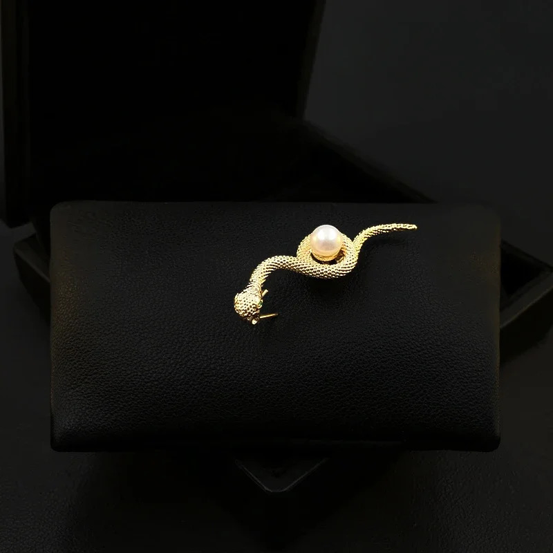 Snake Brooch Personalized Suit Collar Pin Men Women Clothes Accessories Niche Sweater Corsage Pearl Zodiac Jewelry 5838 250220