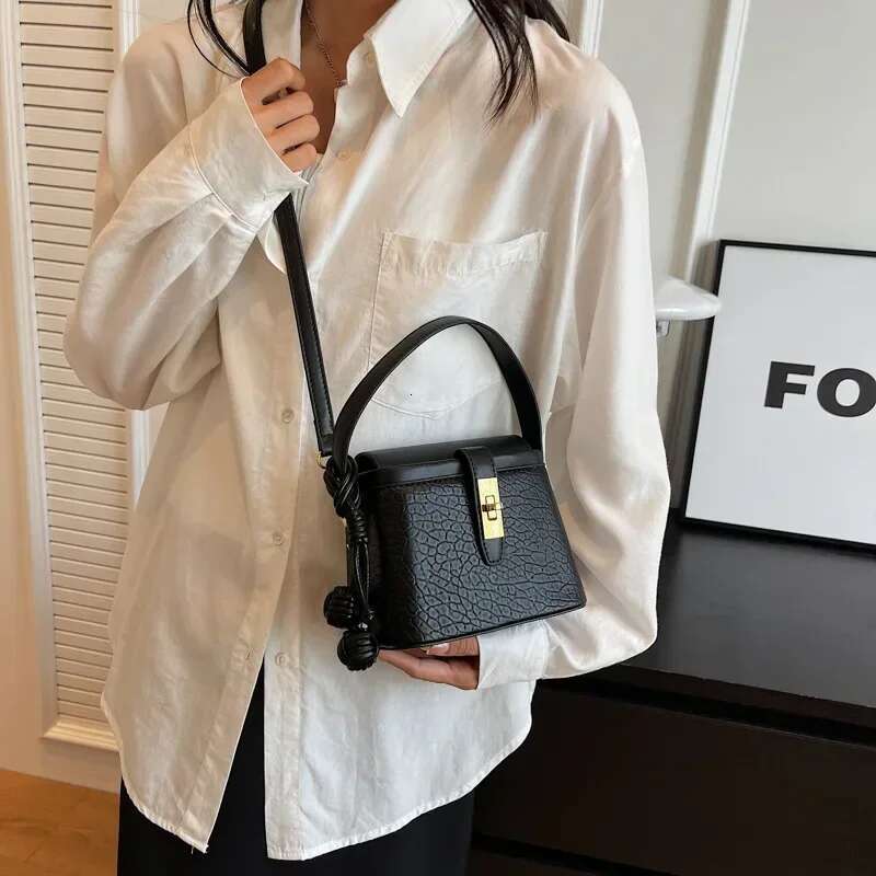 Fashionable And Casual New Leather Minimalist Japanese And Korean Style Single Shoulder Women's Single Shoulder Crossbody Bag