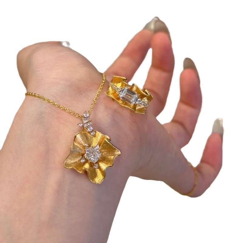 New foil figurine, gold-plated wer, sand gold pleated drawing process, hooked silk petal pendant, collarbone chain