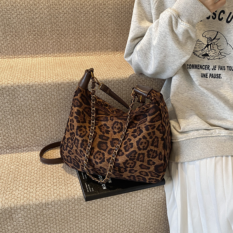 2025 new leopard print shoulder for women's commuting, high-end texture crossbody bag, niche and versatile chain armpit bag #swissmilitary