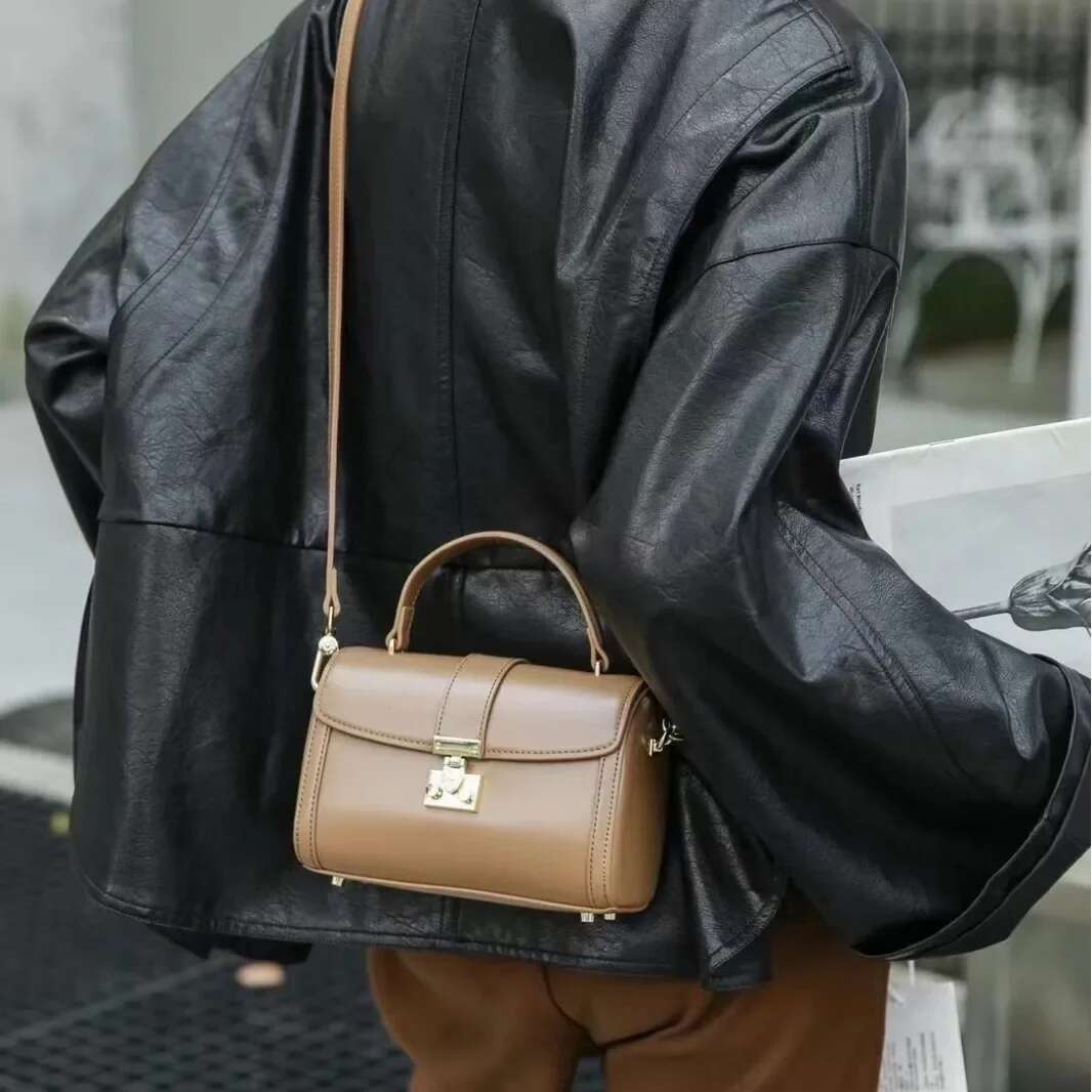 2023 New Women's Commuter Korean Style Shoulder Slant Crossbody Bag Niche Design Simple Handbag Lock Buckle Flip Cover
