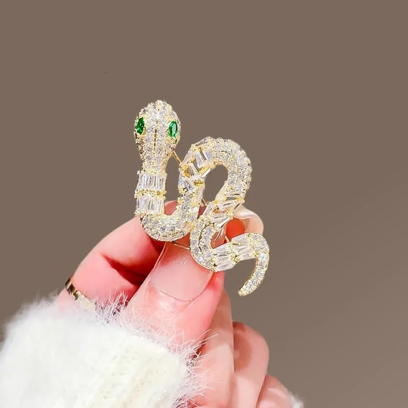 Special-Interest Green Eyes Spirit Snake Brooch Female Temperament High Sense Clothes Accessories Pin Corsage Year 250220