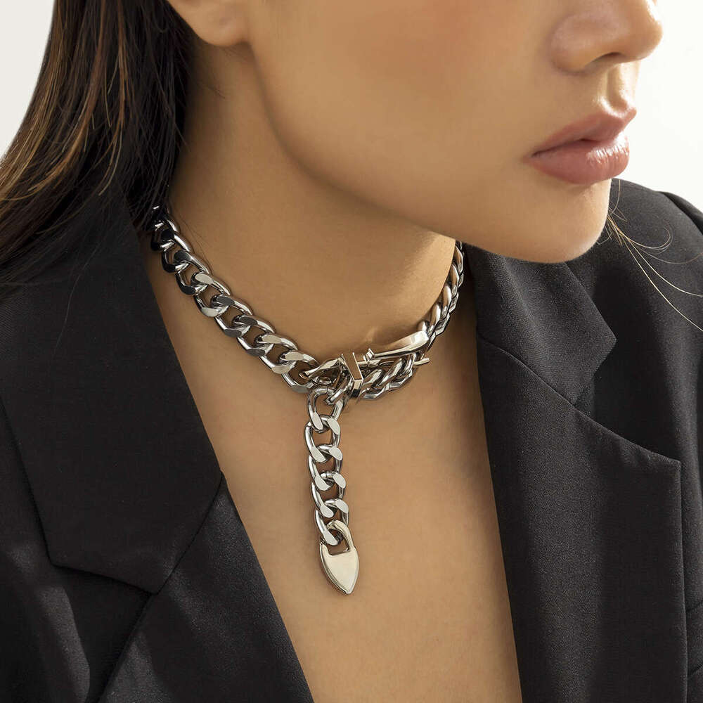 Hip hop minimalist design, belt buckle collarbone neck chain, cool and personalized necklace