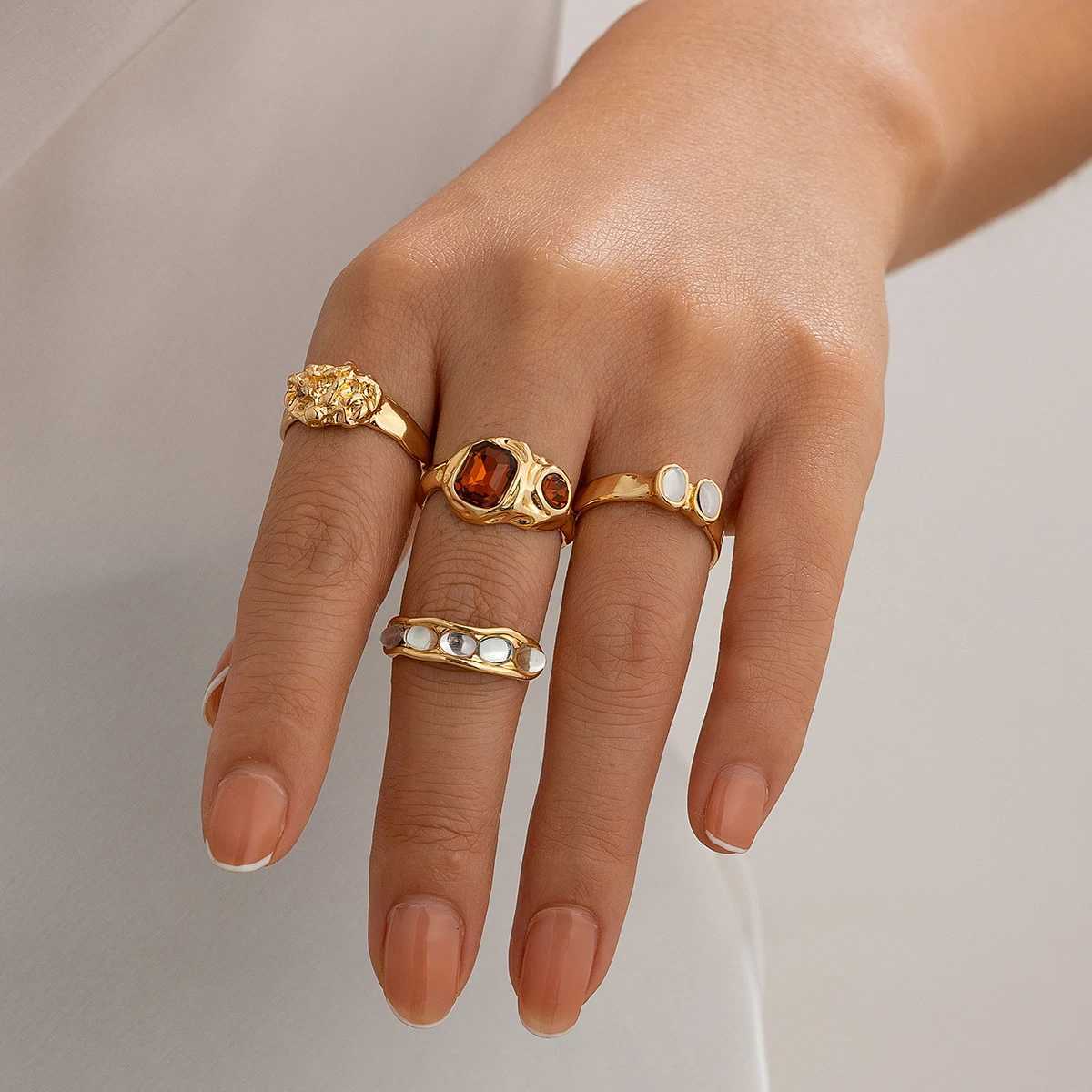 KunJoe 4Pcs Retro Red Rhinestone Crystal Ring Set suitable for Wenpunk Classic Gold Gitril Round Finger Rings Womens Jewelry X250220