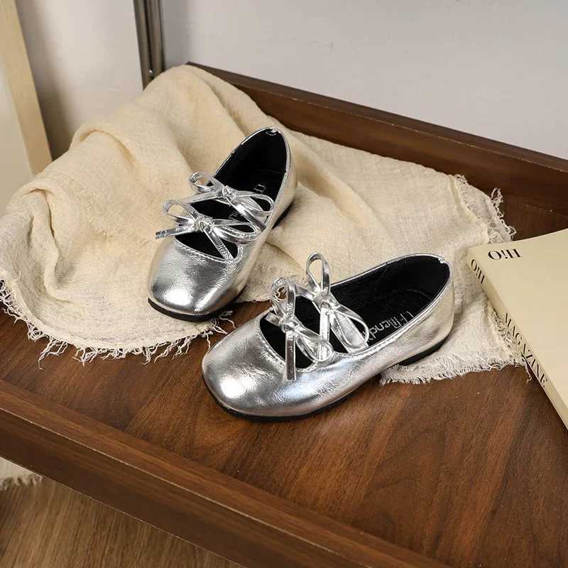 New Girls Flat Shoes Silver Versatile Kids Ballet Leather Shoes Fashion Princess Bowknot Childrens Loafers Causal Soft Bottom X250220